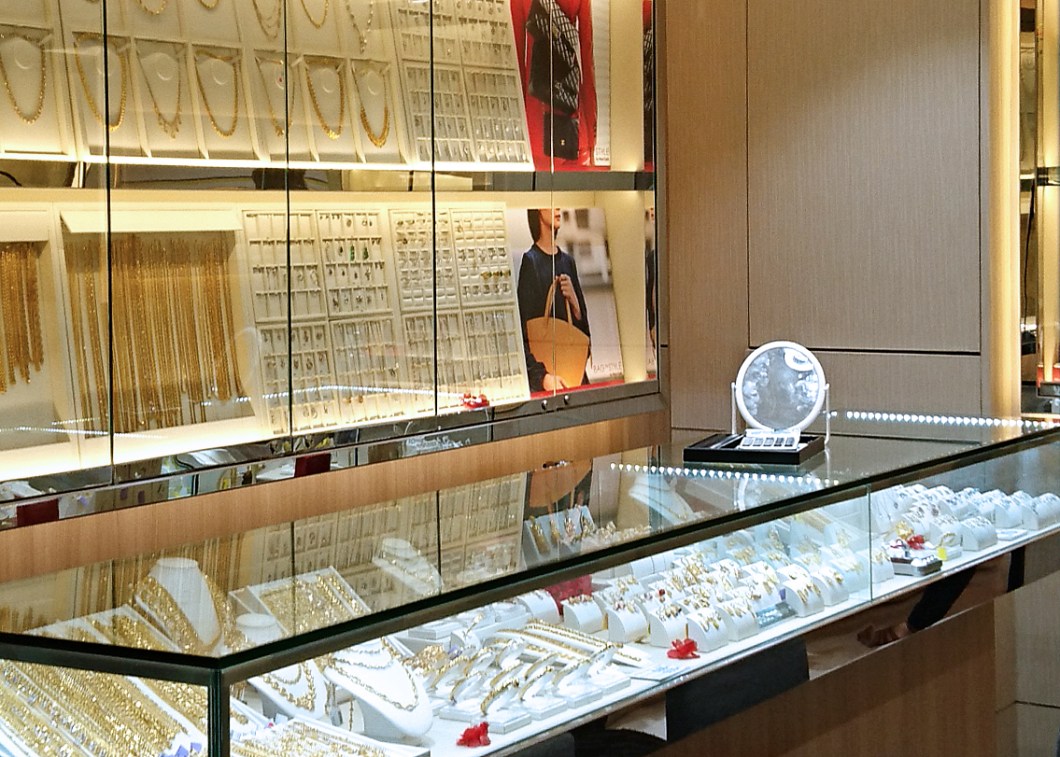 Maxi Cash store @ Lucky Plaza pic 2